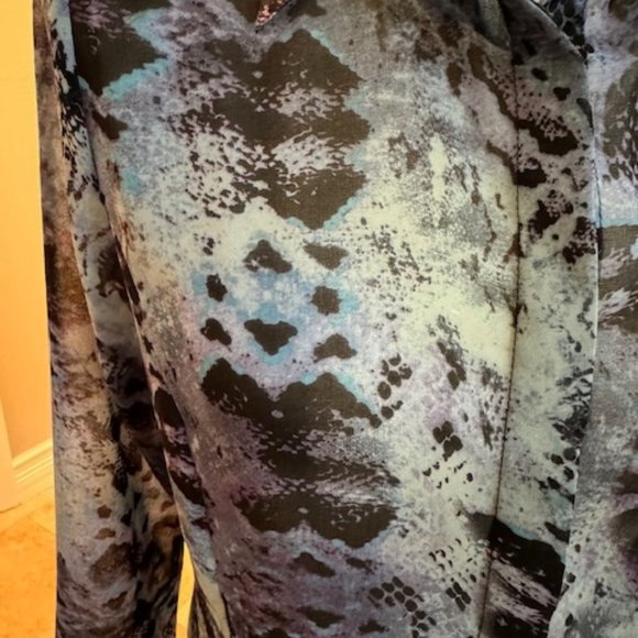 Women's Blouse Sz L. Blue/Purple/Black Snake-like print. Button down. 100% Rayon - Picture 5 of 7